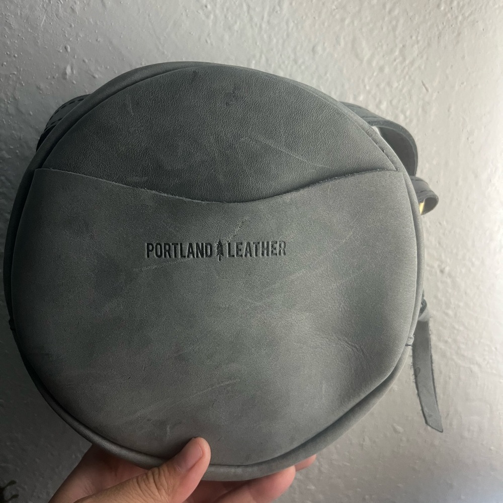 Portland Leather circle Bag in Gray